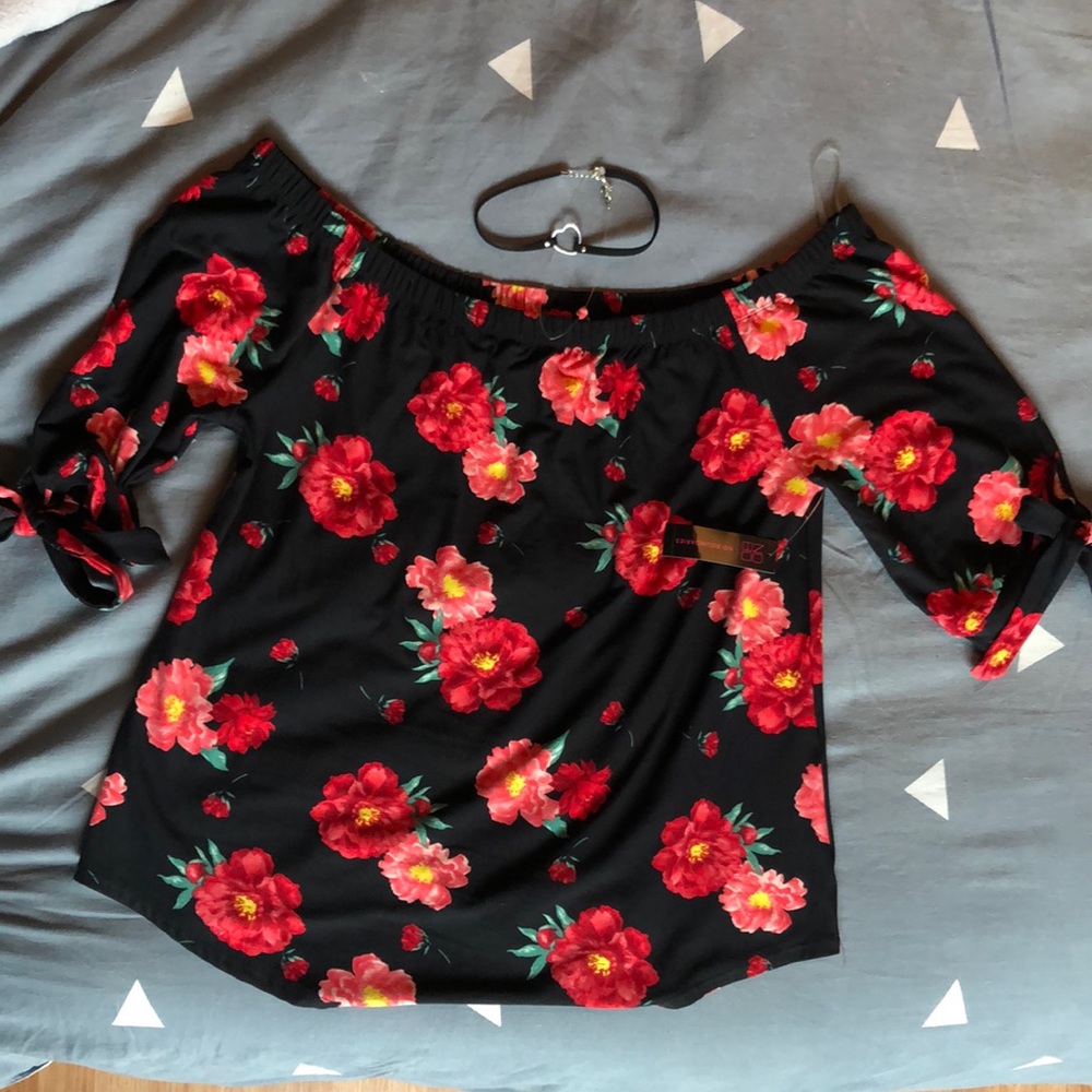 NWT off the shoulders top w/choker necklace